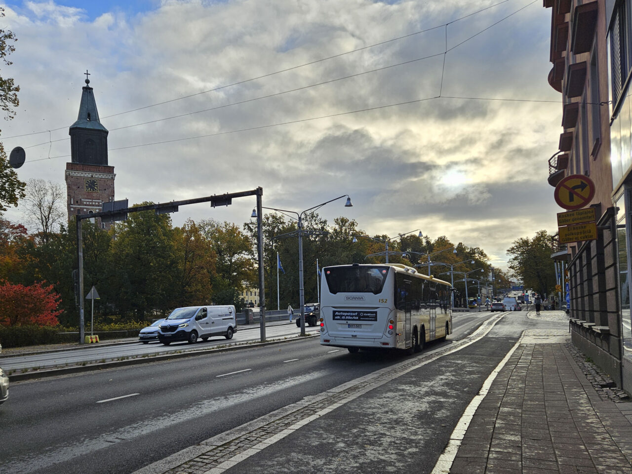 Kuva Aninkaistenkadulta Turusta. Taustalla Turun tuomiokirkko