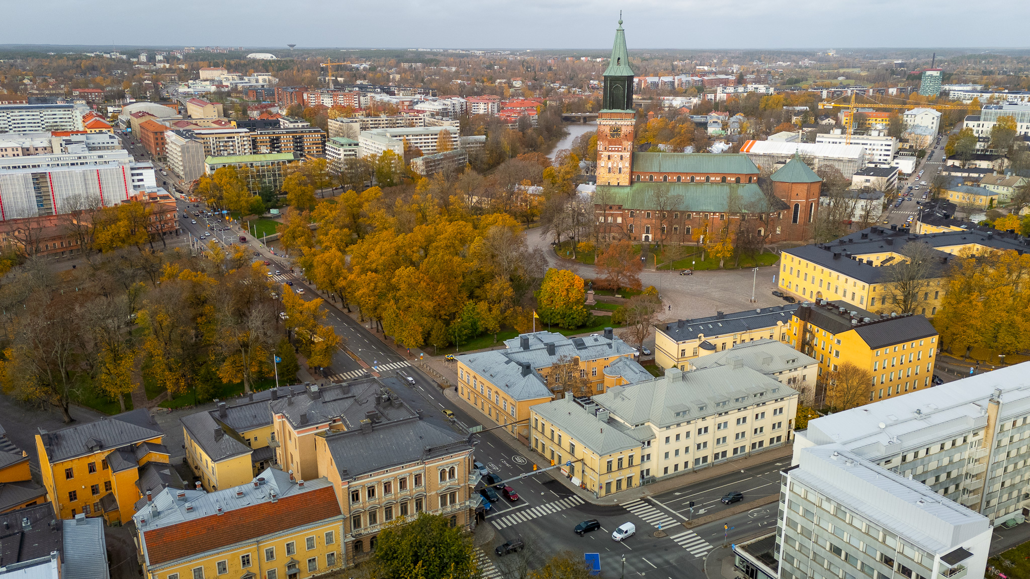 Ilmakuva Turun vanhasta kaupungista. Taustalla näkyy Turun tuomiokirkko