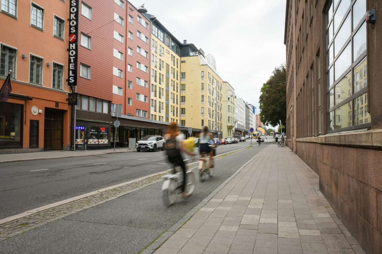 Kaksi pyöräilijää Turussa Humalistonkadun pyörätiellä