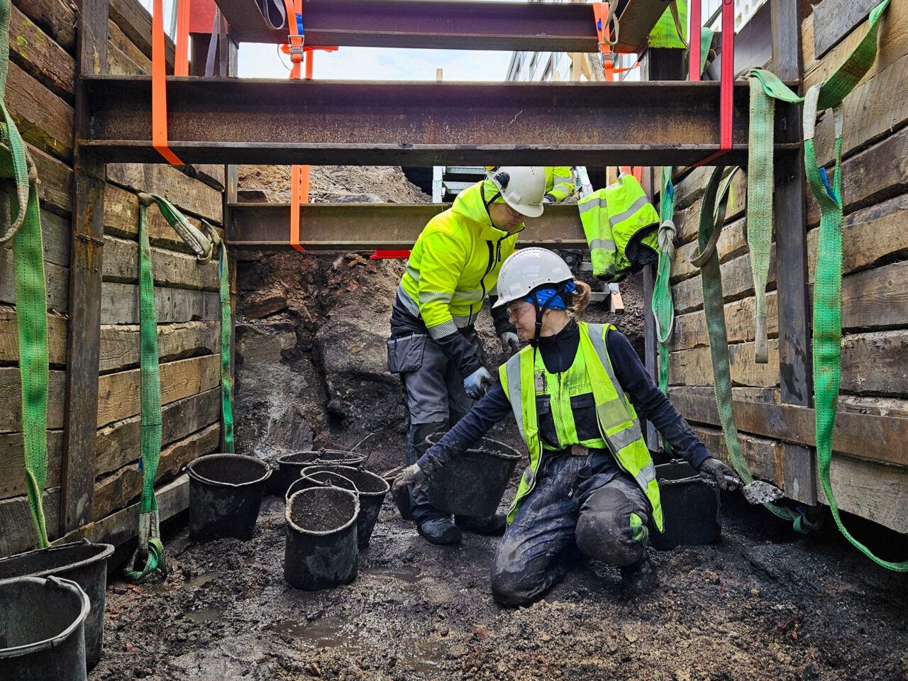 Arkeologit työssään Hämeenkadun koekaivauksilla